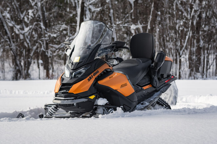 120324_GTLE_WEB 2025 Ski-Doo Grand Touring LE with Luxury Package